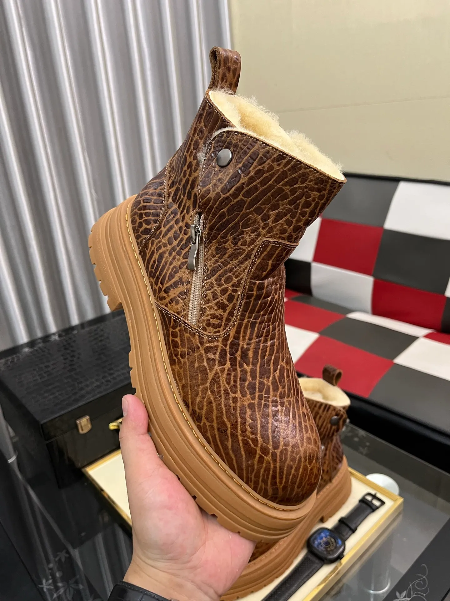 Ex-factory price: 680⌚️⌚️Thick wool imported from Australia Brand: UGG genuine purchasing agent Size: 39-44 (45 customized) Grade: Official website 1:1 Material: First layer of genuine leather waterproof and antifreeze upper Real wool lining Original non-slip and wear-resistant outsole Style category: Men's casual shoes Trendy style Comfortable on the feet Color: Official website color synchronization